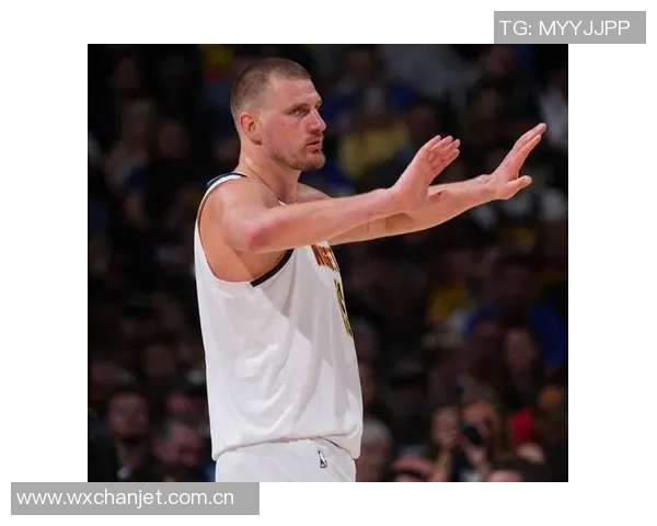 约基奇对抗训练后与裁判深入交流20分钟探讨比赛规则与判罚细节 约基奇对抗训练后与裁判深入交流20分钟探讨比赛规则与判罚细节