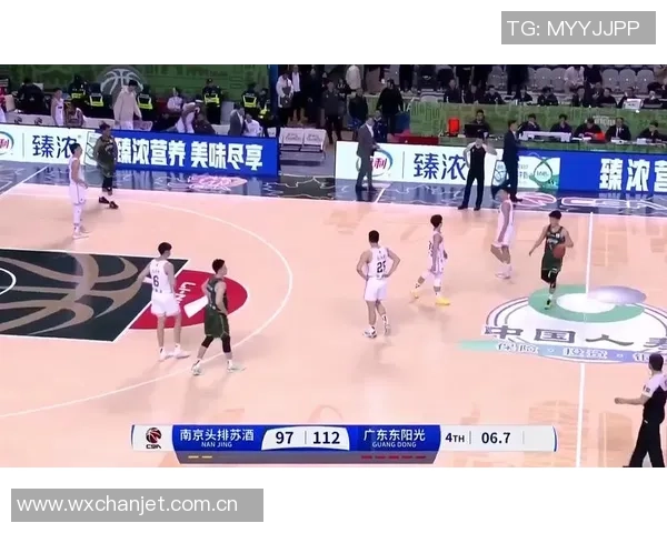 普理查德半场表现出色8投5中三分球命中率高达667贡献12分1篮板3助攻 普理查德半场表现出色8投5中三分球命中率高达667贡献12分1篮板3助攻