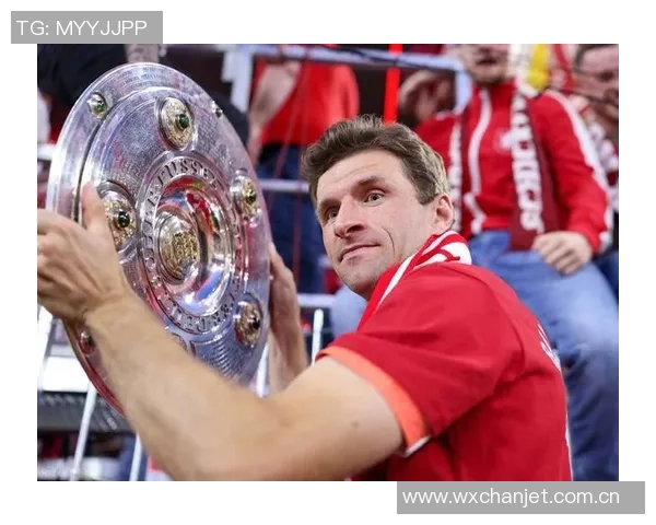 穆勒携家人共度假期现场观赛拜仁男篮圣诞前夕盛况